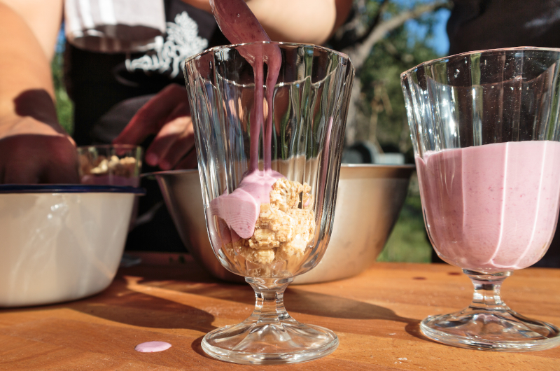 Granola und Quark ins Glas schichten.