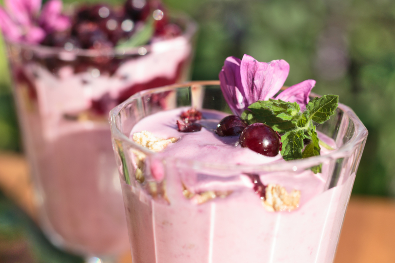 Zwei Glaeser mit Felsenbirnen-Quark-Trifle.
